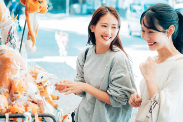 奈良観光でお土産を選ぶ女性二人組