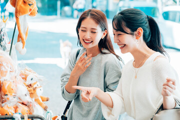 奈良観光でお土産を選ぶ女性二人組