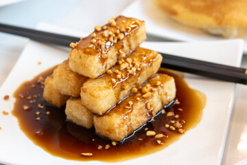 Brown sugar glutinous rice cake with sauce served dish