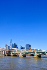 Obraz premium ロンドン中心部のテムズ川に架かるサウスワーク橋のとても美しい風景A very beautiful view of Southwark Bridge over the River Thames in central London