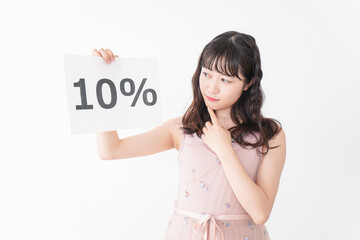 消費増税を心配する若い女性