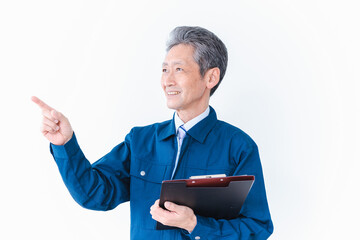安全確認をする作業服を着た高齢男性