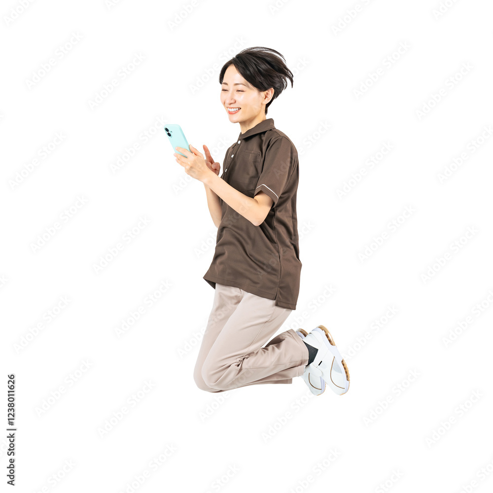 Poster スマホを見ながらジャンプするミドル女性スタッフ　手作業で精密に切り抜いた背景透過全身写真png