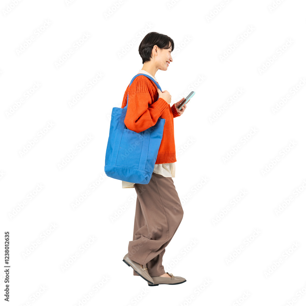 Aufkleber スマホを持って歩くおしゃれなミドル女性　手作業で精密に切り抜いた背景透過全身写真png