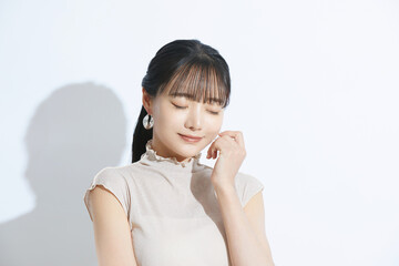 光と影の背景で撮影をした若い女性の爽やかなビューティーポートレート