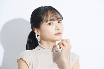 光と影の背景で撮影をした若い女性の爽やかなビューティーポートレート