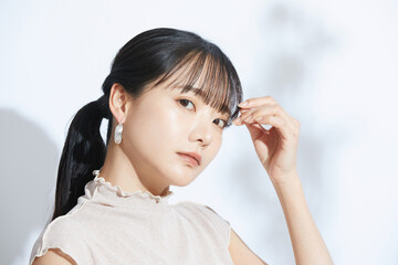 光と影の背景で撮影をした若い女性の爽やかなビューティーポートレート