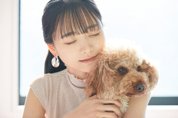 若い女性と愛犬のポートレート