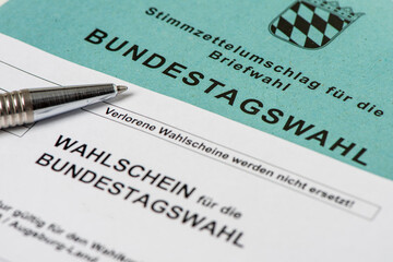 Fototapeta premium Wahlschein und Briefwahl zur Bundestagswahl 2025