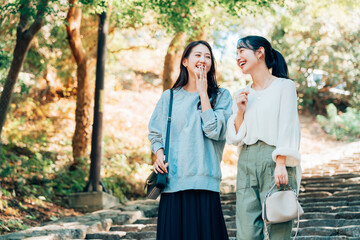 旅行をする女性二人組