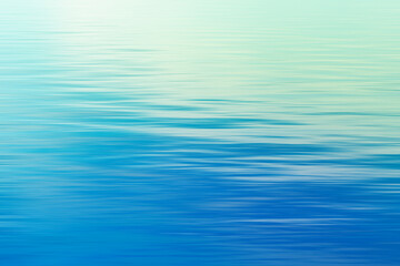 ぼやけた穏やかな海の水面