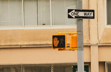 Semáforo para peatones en una calle de Nueva York, USA. Semáforo con una mano en rojo indicando...