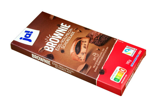 Ja Brownie Edel Milch Schokolade und Verpackung Hintergrund wei&szlig;