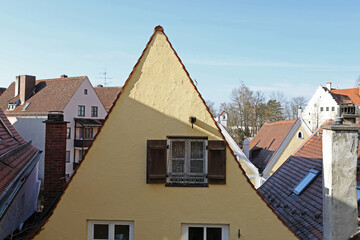 Obraz premium spitzgiebelige historische Häuser in der Altstadt von Landsberg am Lech, Bayern