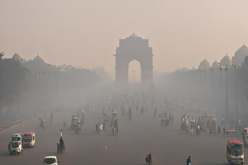 Delhi air pollution, India Gate smog, Urban traffic in Delhi, Smoggy morning at India Gate, Air pollution in New Delhi, Traffic congestion and pollution, Hazy skyline of Delhi Stock Photo.	