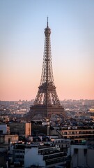 Naklejka premium Vue de la Tour Eiffel depuis le toit de l'arc du triomphe au coucher de soleil.