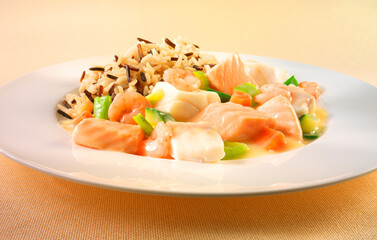 Feines Fischragout, Fisch, Tellergericht, Reis, isoliert, Gemüse mit Fisch, wilder Reis, 
