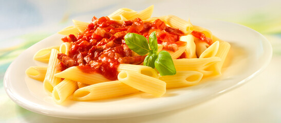 Penne, Penne mit Tomatensauce und Basilikum, Pasta, Italien, Tomatensauce, 