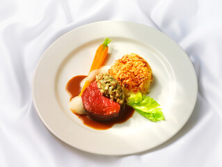 Steak mit Karotte und Champignonragout, rindfleisch, Gemüse, Jus, Tellergericht, 