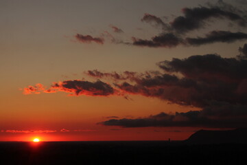 tramonto in inverno con alberi e cielo rosso e nuvole