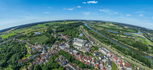 Obraz premium Der Kurort Bad Abbach im westlichen Niederbayern in der Vogelperspektive