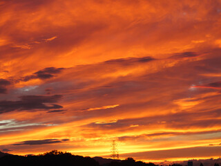 日本、秋、夕焼けと鉄塔