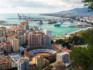 Obraz premium Vista panorámica de la ciudad de Málaga y su puerto