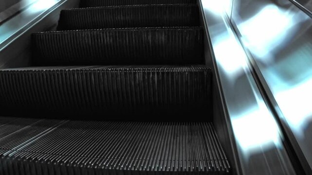 Rolltreppe mit Stufen in Nahaufnahme, Aufstieg, Karriere, Aufw&auml;rtsbewegung, Perspektive, barrierfrei, modern, Technologie, Architektur, Ziele, Karriereleiter, Zukunft, Zielstrebigkeit, Bequemlichkeit
