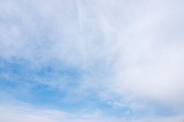 冬の薄雲の間に青空がのぞく09