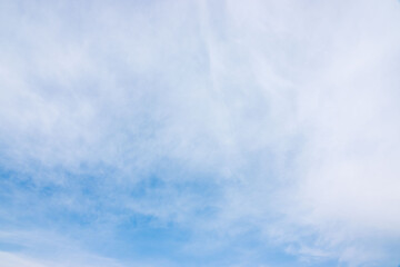 冬の薄雲の間に青空がのぞく02