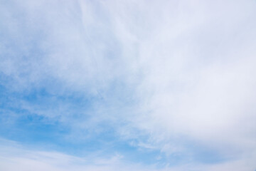 冬の薄雲の間に青空がのぞく07