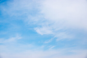 冬の薄雲の間に青空がのぞく08