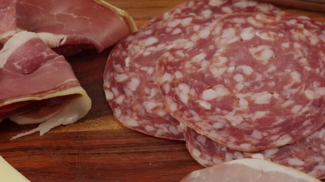 fromage &agrave; raclette et charcuterie, en gros plan