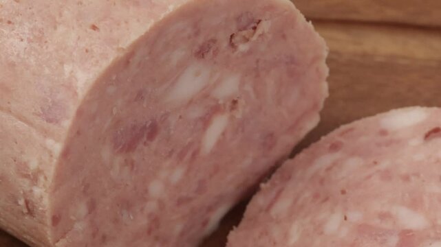 saucisson &agrave; l'ail, en gros plan, sur une planche &agrave; d&eacute;couper