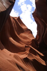 Wolken und blauer Himmel über dem Lower Antelope Canyon	