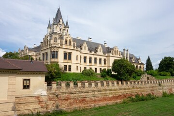 Obraz premium Landscape of Grafenneg Castle in Austria with moat