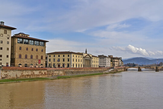 Firenze, l'Arno che attraversa la citt&agrave; vecchia - Toscana