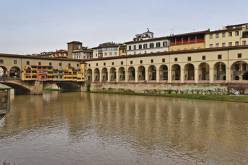 Firenze, l'Arno a Ponte vecchio e corridoio vasariano - Toscana