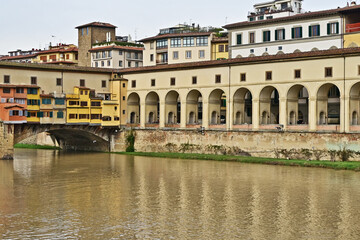 Firenze, l'Arno a Ponte vecchio e corridoio vasariano - Toscana