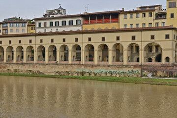Fototapeta premium Firenze, l'Arno a Ponte vecchio e corridoio vasariano - Toscana