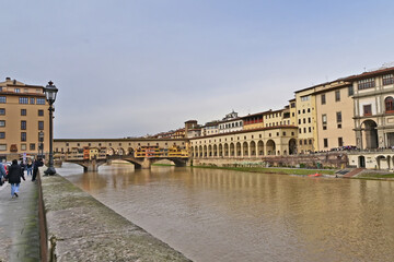 Fototapeta premium Firenze, l'Arno a Ponte vecchio e corridoio vasariano - Toscana
