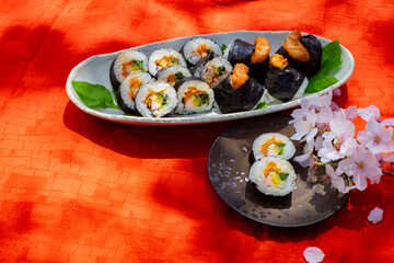 お花見のキンパと天むす