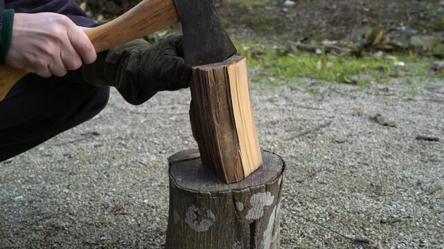 手斧で薪割り