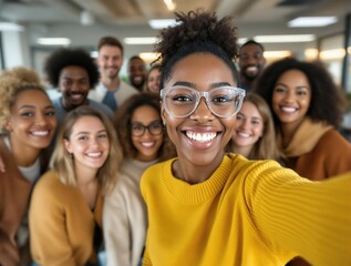 Obraz premium Selfie et groupe de personnes d’affaires au bureau prenant des photos pour les réseaux sociaux. Portrait de diversité, collaboration et amis heureux, hommes et femmes riant et prenant une photo 