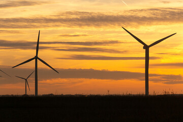 éolienne, coucher de soleil, region Pays de Loire; marais Breton; 85, Vendée, Loire Atlantique, France