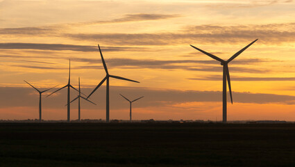 éolienne, coucher de soleil, region Pays de Loire; marais Breton; 85, Vendée, Loire Atlantique,...