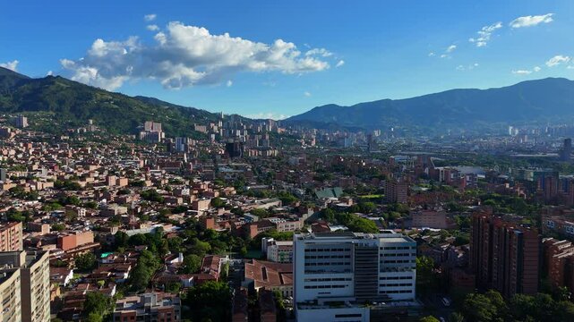 Video realizado con drone en un extraordinario d&iacute;a de verano y un azul del cielo inigualable, desde el barrio Jardines en Envigado. Se observa tambi&eacute;n ampliamente la ciudad de Medell&iacute;n.
