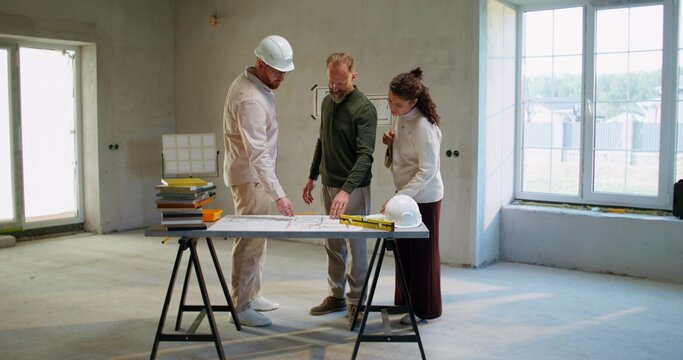The foreman negotiates the dimensions with the clients at the construction site. He uses a roulette wheel