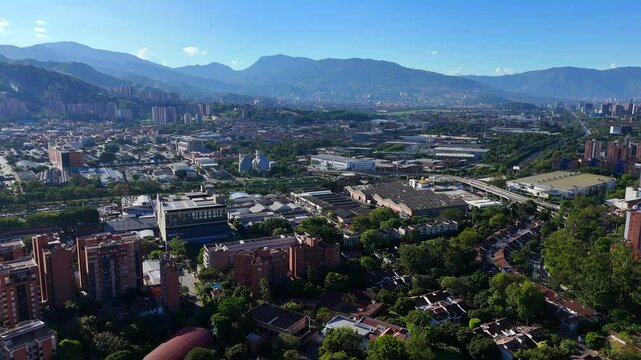 Video realizado con drone en un extraordinario d&iacute;a de verano y un azul del cielo inigualable, desde el barrio Jardines en Envigado. Se observa tambi&eacute;n ampliamente la ciudad de Medell&iacute;n.