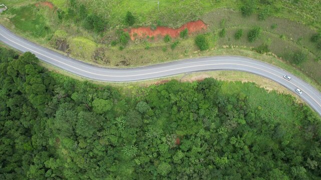 Ve&iacute;culos trafegando em uma estrada no interior de S&atilde;o Paulo, Brasil, vistos do alto com uso de drone.